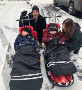 Kian och Timothy med pappa Eric och mamma Suzy. Foto: Privat.