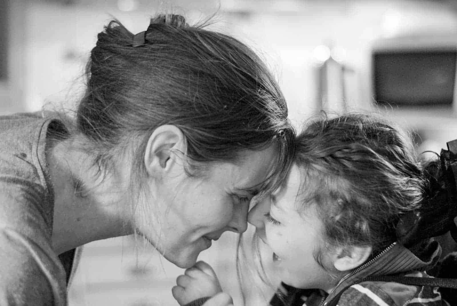 Artikelns författare Anna Pella tillsammans med dottern Agnes.