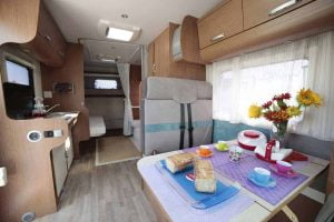 Planlösningen är öppen för att göra det så enkelt som möjligt att navigera med rullstol. Även säng