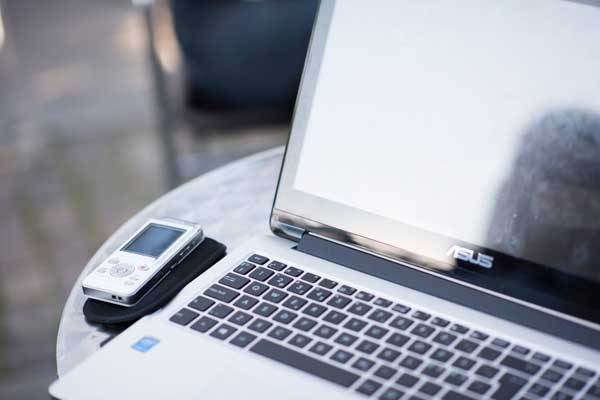 Bärbar dator och mobil. Foto: Linnea Bengtsson