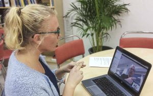Teckenspråksutbildningen som sker via Skype är helt anpassad efter varje elevs behov och önskemål.