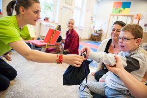 Emil lämnar rullen utanför klassrummet