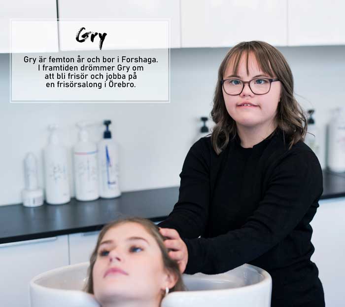 Frisör är drömyrket för Gry Johansson, lillasyster till Liv. Bilden är från kalendern och något beskuren.