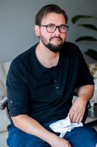 ”Orimligt att både jobba och ansvara för vårt barns rehabilitering”– Frejas föräldrar