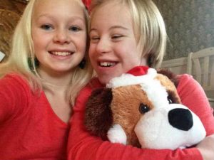 Nathea hyllar olikheter med färgglada strumpor