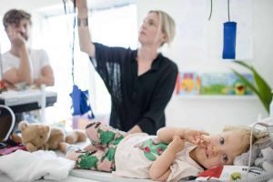Roy med pappa Hugo och mamma Maja. Foto: Linnea Bengtsson.