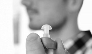 Hörselskadad vinner strid – full ersättning för arbetshjälpmedel