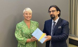 Socialförsäkringsminister Anna Tenje (M) tog på onsdagen emot bidragsbrottsutredningens slutbetänkande från utredare Amir Rostami.