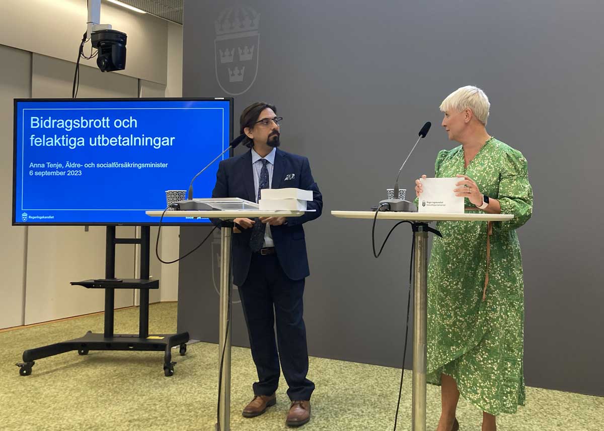 Socialförsäkringsminister Anna Tenje (M) tog på onsdagen emot bidragsbrottsutredningens slutbetänkande från utredare Amir Rostami.