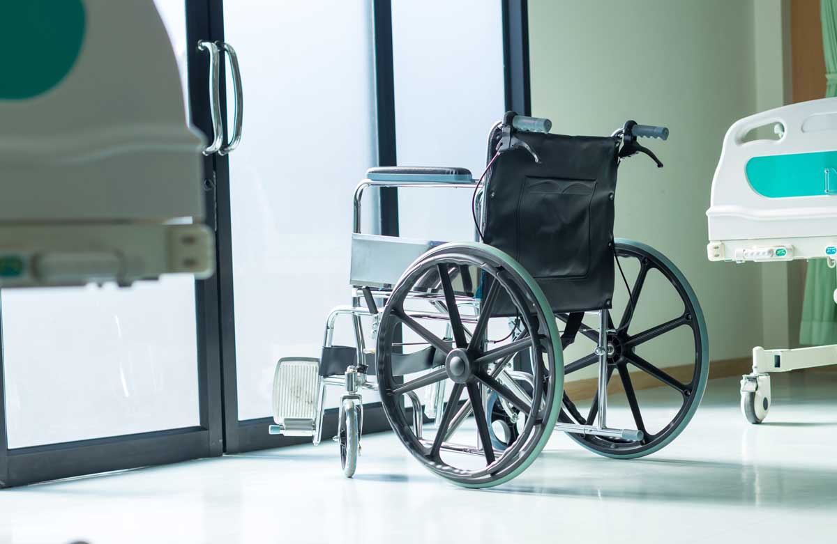 Rullstol i sjukhusmiljö. Bild: Envato Elements