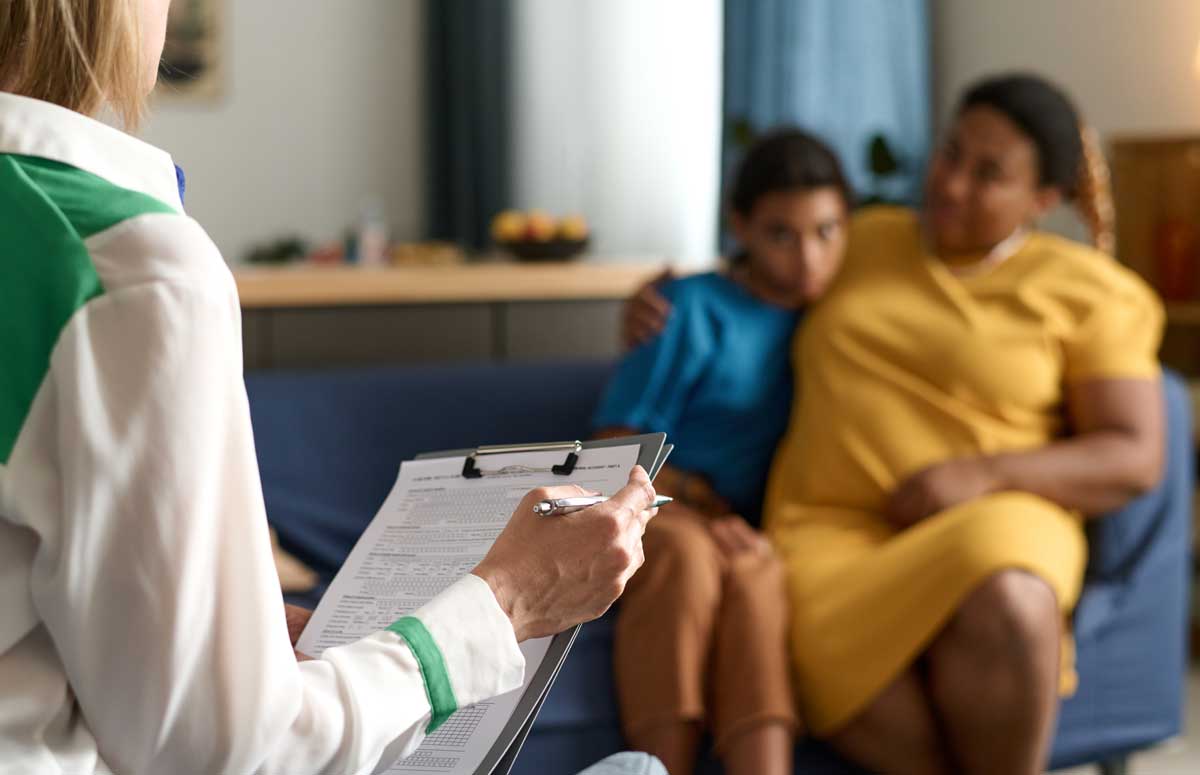 Rådgivare i möte med familj. Foto: Envato.