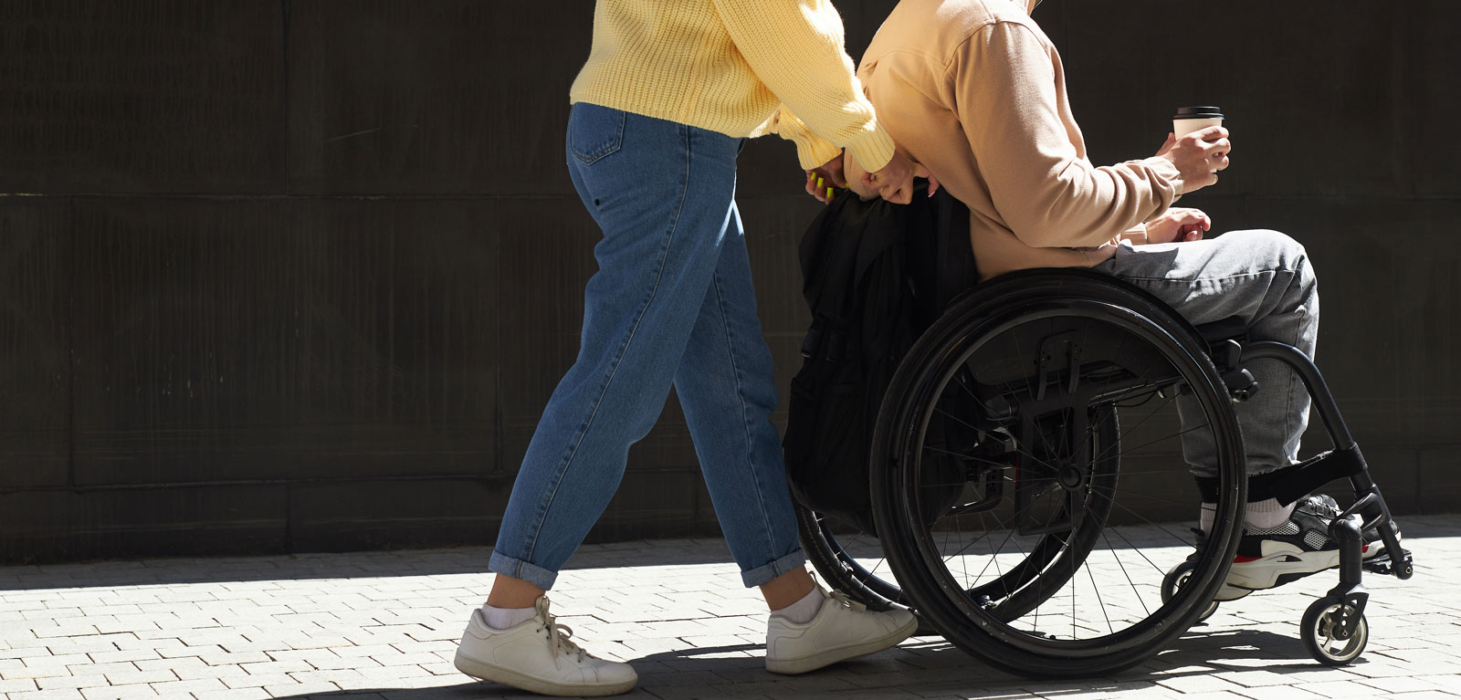 person i rullstol med assistent