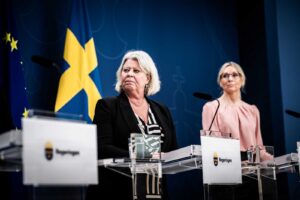 Socialtjänstminister Camilla Waltersson Grönvall (M) och Sverigedemokraternas socialpolitiska talesperson Jessica Stegrud på presskonferensen. Foto: Linnea Bengtsson.