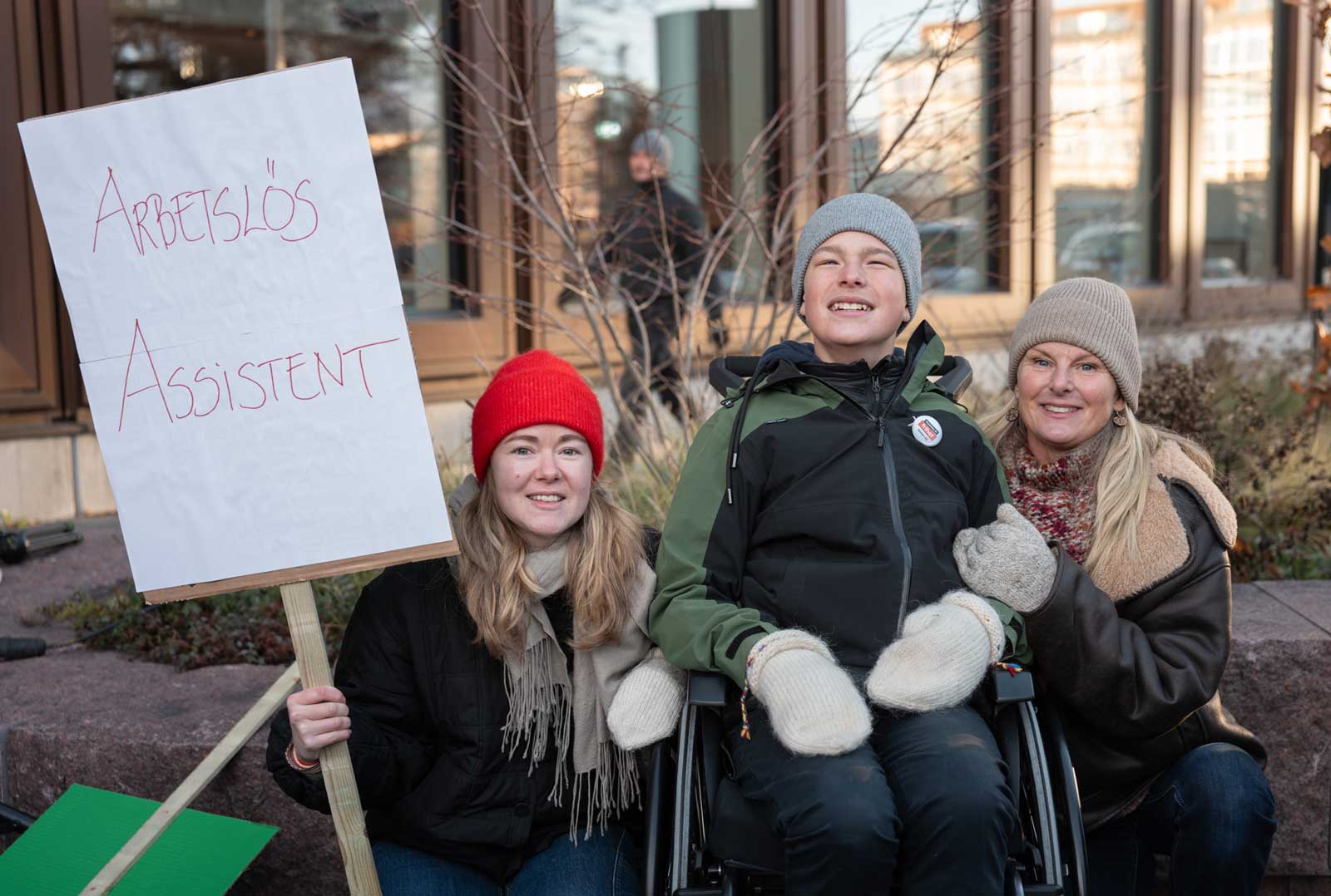 Martin Malmberg tillsammans med personlig assistent och mamma.
